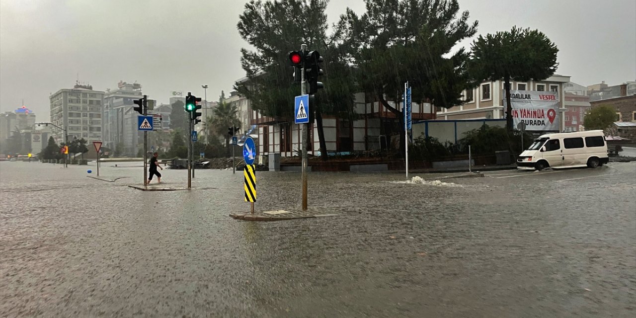 Samsun'da sağanak nedeniyle ev ve iş yerlerini su bastı