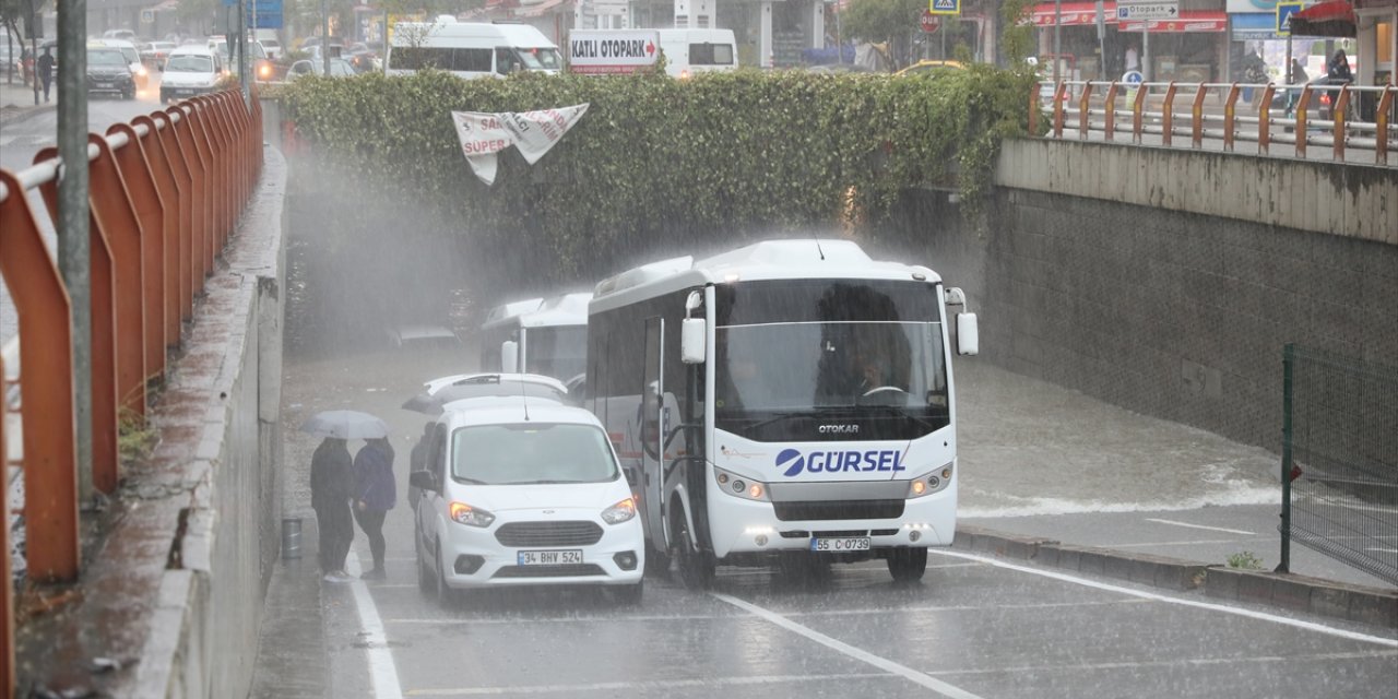 Samsun'da suyla dolan alt geçitte araçta mahsur kalan 4 kişi yüzerek kurtuldu