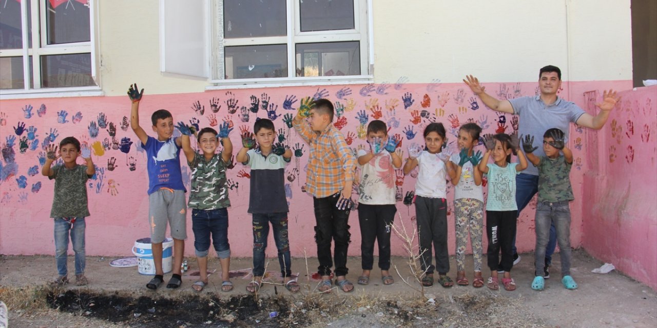 Depremde hasar gören köy okulu imece usulü yenilendi