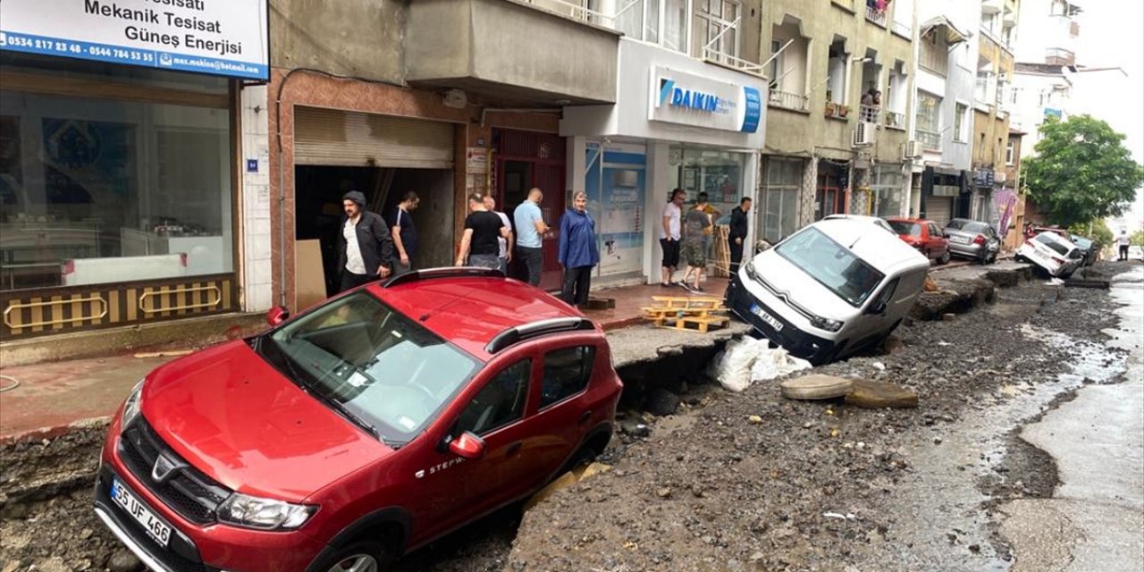 GÜNCELLEME - Samsun'da sağanak nedeniyle ev ve iş yerlerini su bastı