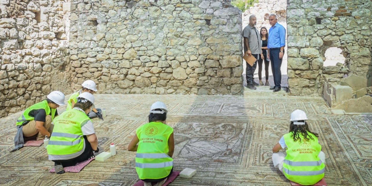 Kültür ve Turizm Bakanı Ersoy, Olimpos Antik Kenti'ndeki çalışmaları inceledi: