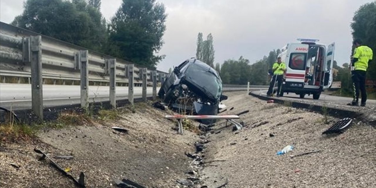 Afyonkarahisar'da bariyerlere çarpan hafif ticari araçtaki 1 kişi öldü