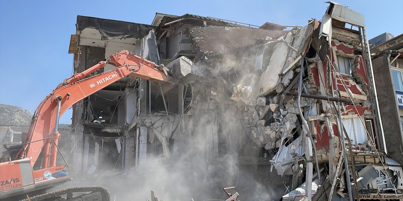 Hatay'da ağır hasarlı binaların kontrollü yıkımı devam ediyor