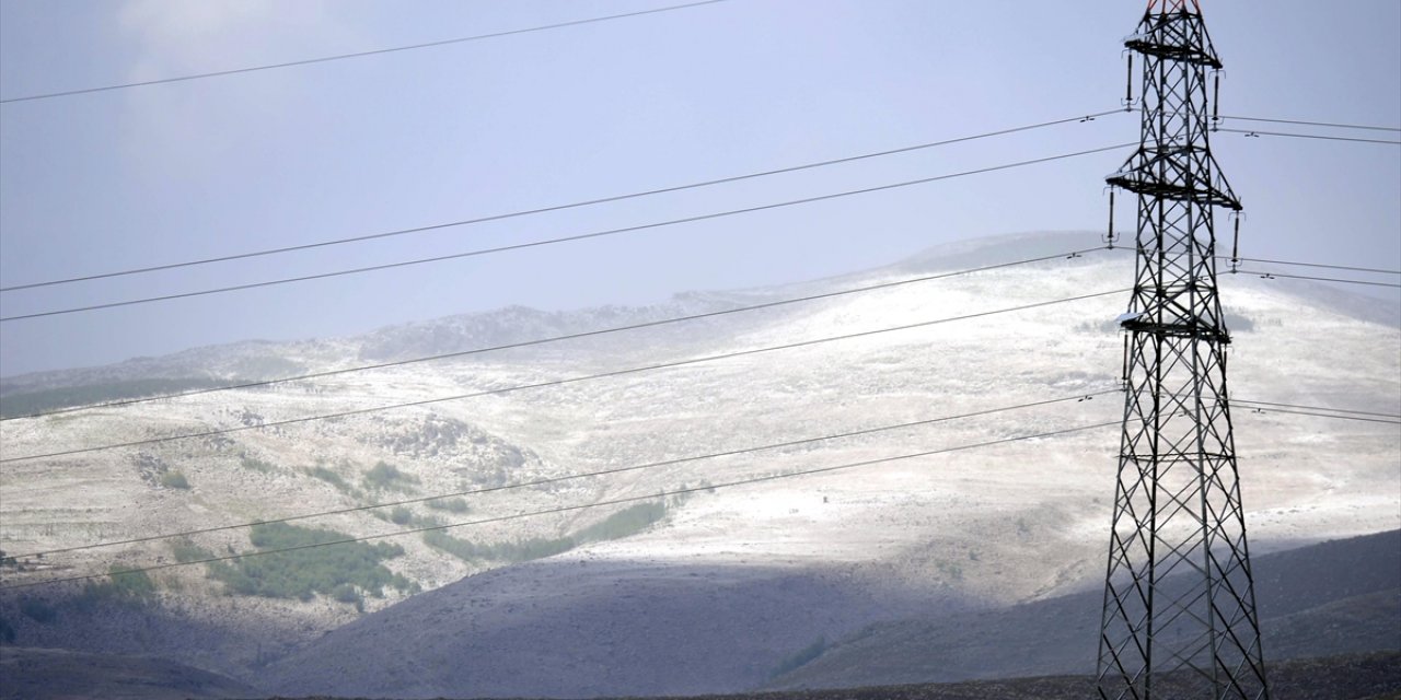 Ardahan'da sağanak ve dolu etkili oldu