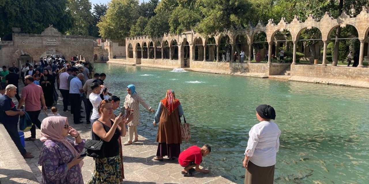 Güneydoğu'nun turizm merkezi Balıklıgöl'de hafta sonu yoğunluğu