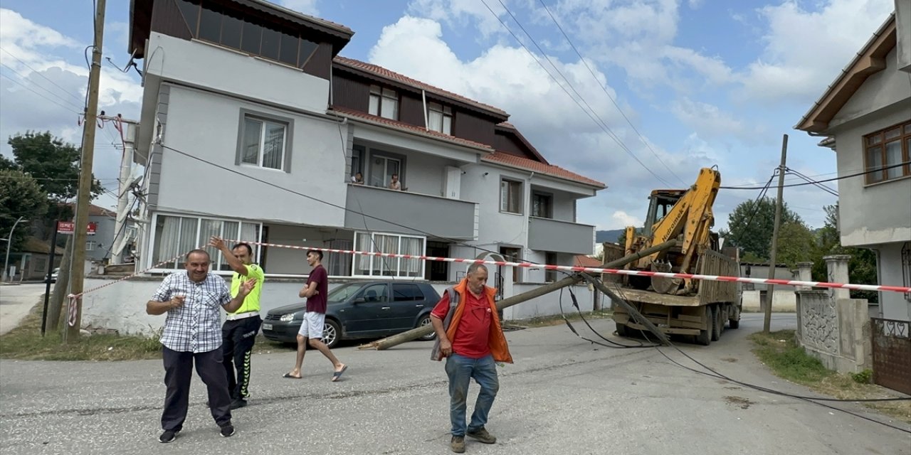 Kasasındaki iş makinesi kablolara takılan kamyon 3 telefon direğini devirdi