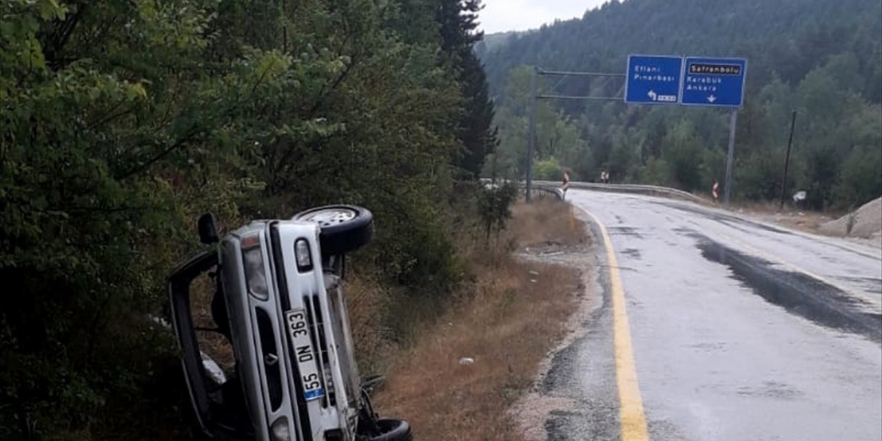 Karabük'te şarampole devrilen otomobildeki 5 kişi yaralandı