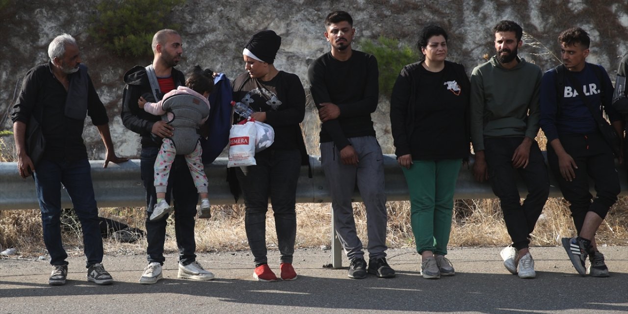 Yunanistan'da yanan alanda mahsur kalan düzensiz göçmenler polise teslim oldu