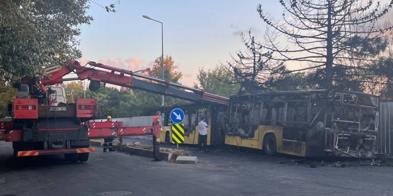 Büyükçekmece'de yanan İETT otobüsü kullanılamaz hale geldi