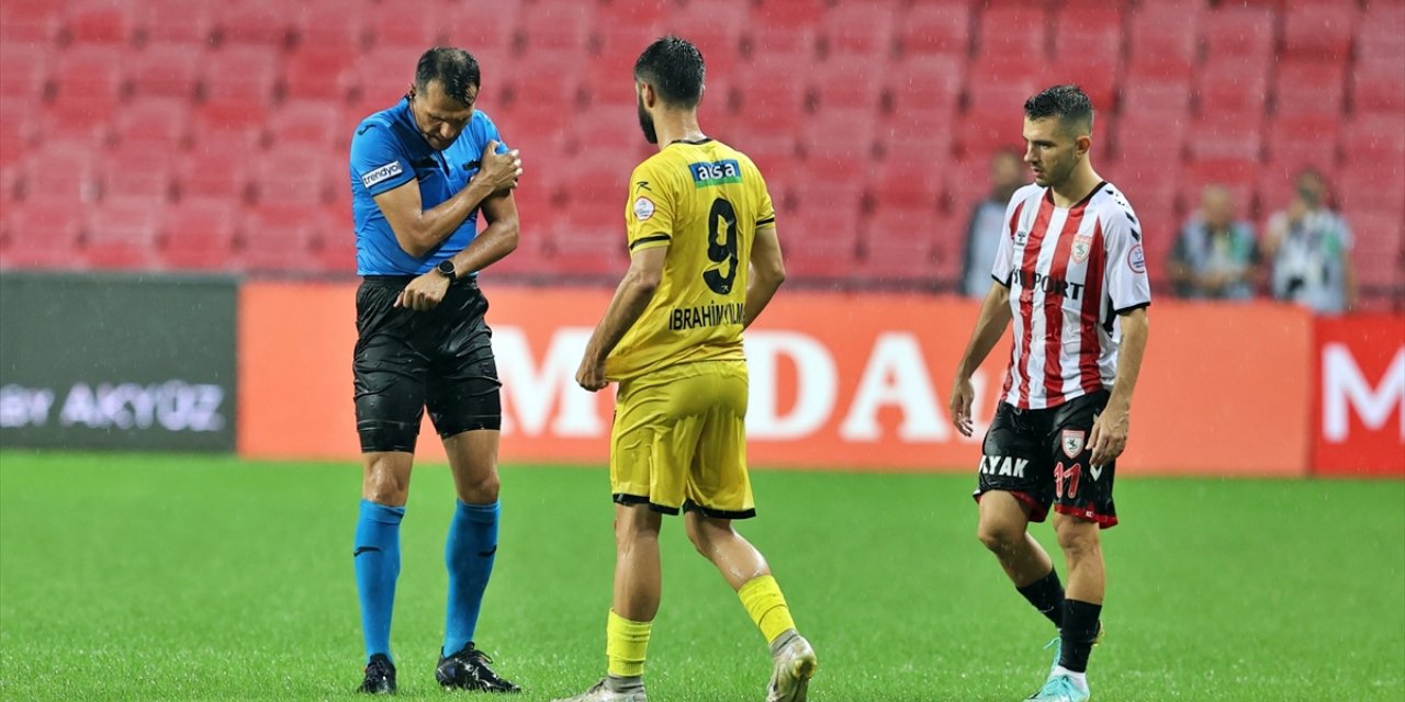 Samsunspor-İstanbulspor maçı sağanak yağış nedeniyle durdu