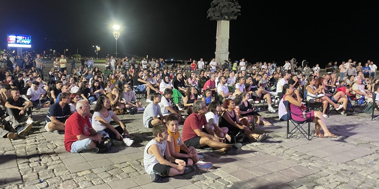 İzmir'de vatandaşlar Türkiye-Sırbistan final maçını meydana kurulan ekranda izliyor