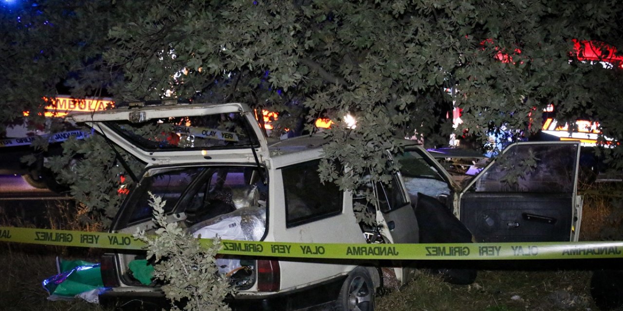 Uşak'taki trafik kazasında 1 kişi öldü, 4 kişi yaralandı