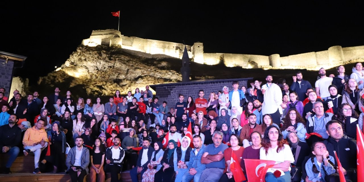 Kars'ta vatandaşlar, Türkiye-Sırbistan final maçını Kars Kalesi eteklerinde izledi