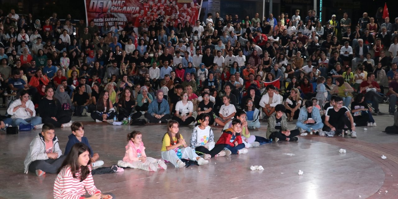 Karabük'te Türkiye-Sırbistan final maçı meydana kurulan dev ekrandan izlendi