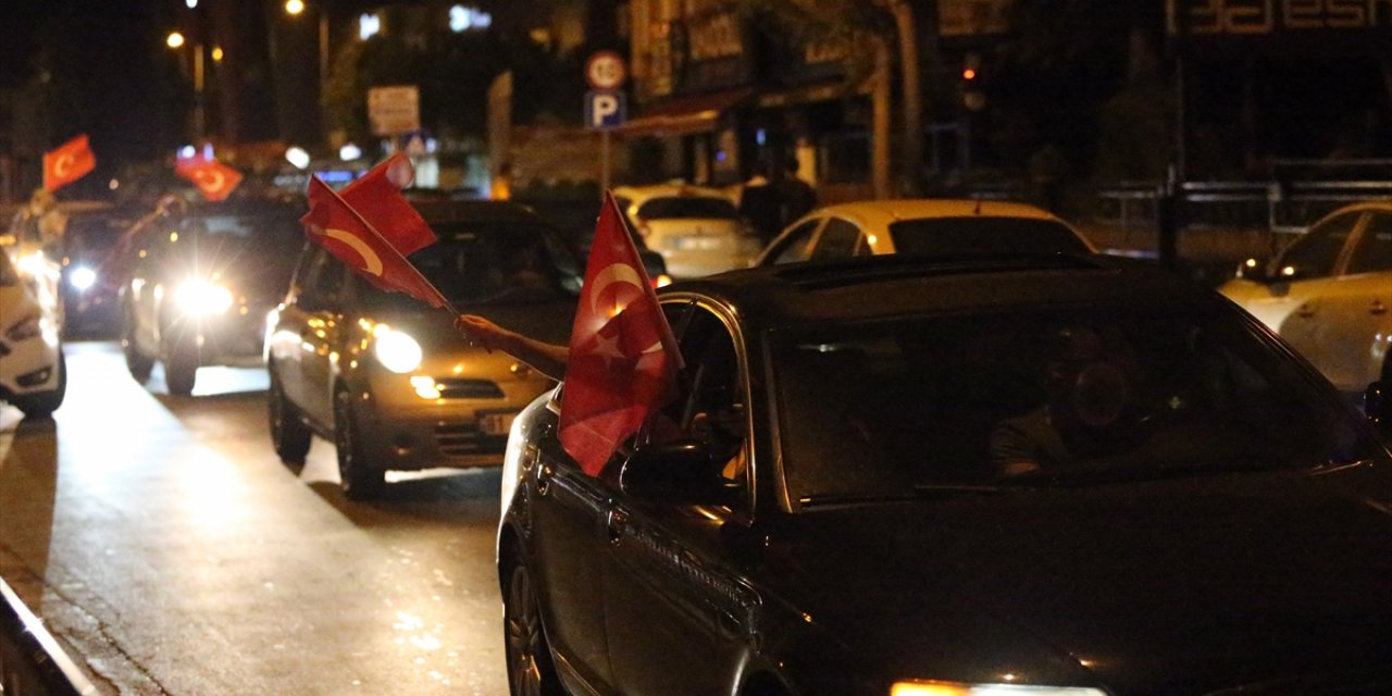 Düzce'de vatandaşlar "Filenin Sultanları"nın Avrupa Şampiyonluğunu kutladı