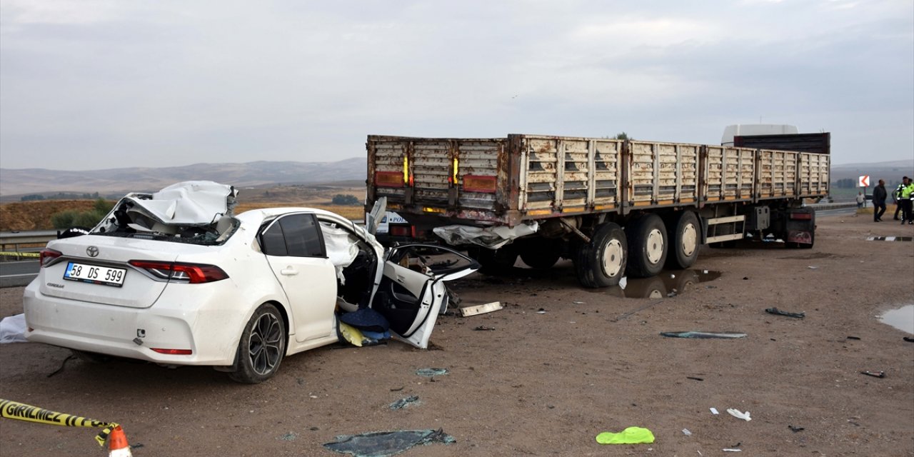 Kırıkkale'de tıra çarpan otomobilin sürücüsü öldü, eşi yaralandı