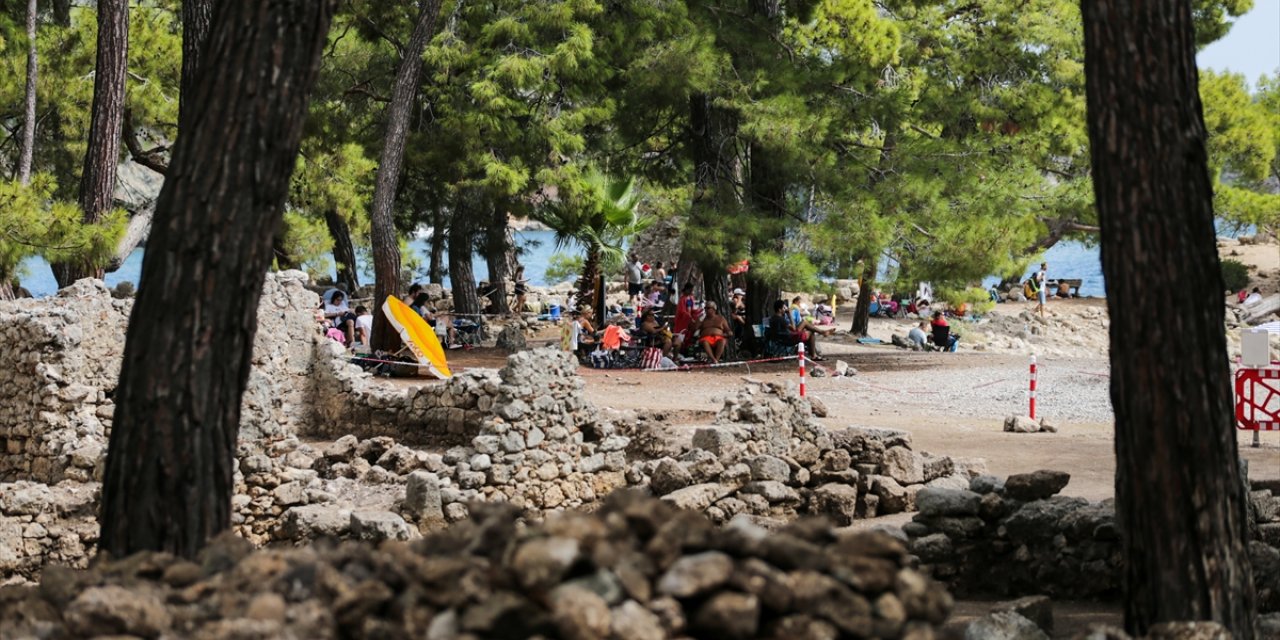 Phaselis Antik Kenti'ndeki ana caddenin tamamı gün yüzüne çıkarılıyor