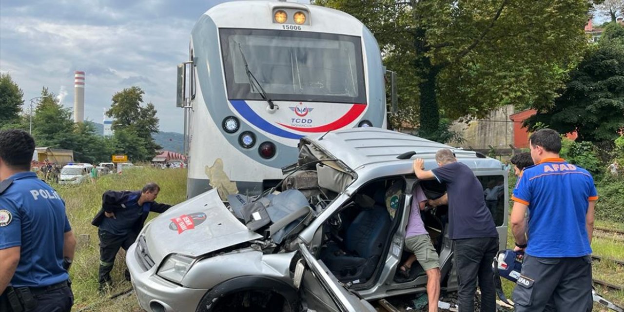 Zonguldak'ta yolcu treninin çarptığı aracın sürücüsü ağır yaralandı