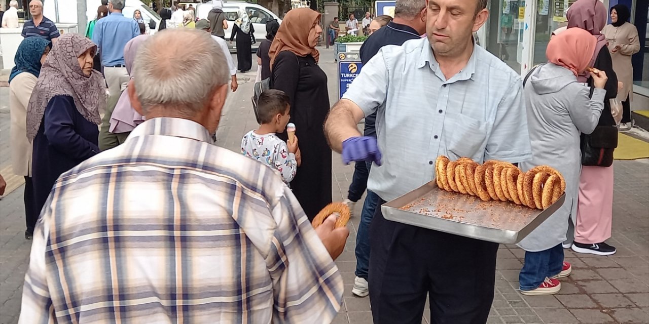 Kütahya'da bir fırıncı "Filenin Sultanları"nın şampiyonluğunu simit dağıtarak kutladı