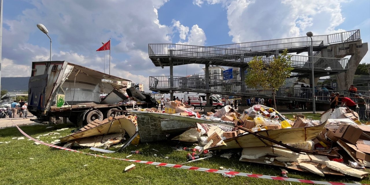 Muğla'da üst geçide çarpan tırın sürücüsü hayatını kaybetti