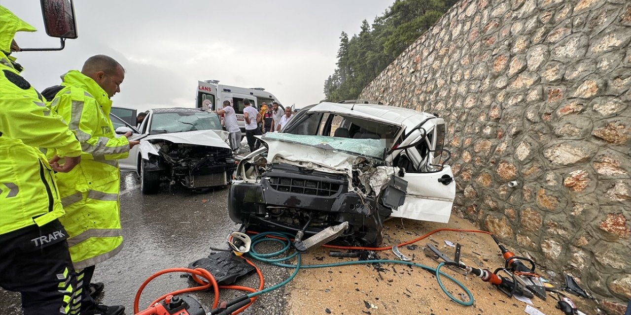 Antalya’da otomobil ile hafif ticari araç çarpıştı, 1 ölü, 6 yaralı