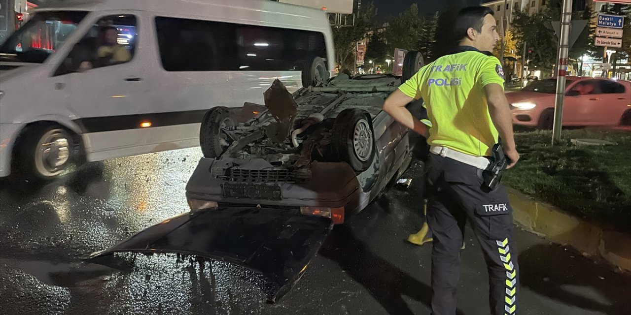 Elazığ'da devrilen otomobilin sürücüsü yaralandı