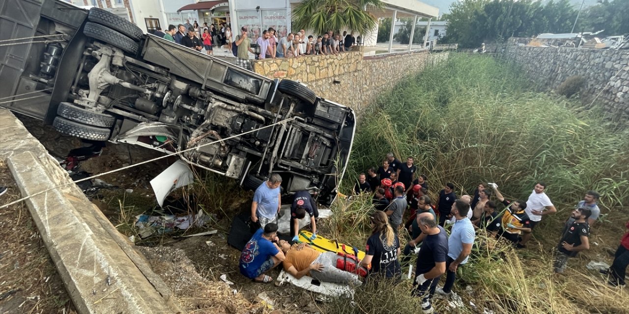 Bodrum'da dere yatağına devrilen midibüsteki 23 kişi yaralandı