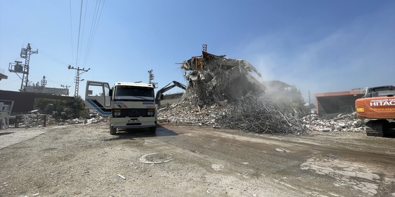 Hatay'da ağır hasarlı binaların kontrollü yıkımı devam ediyor