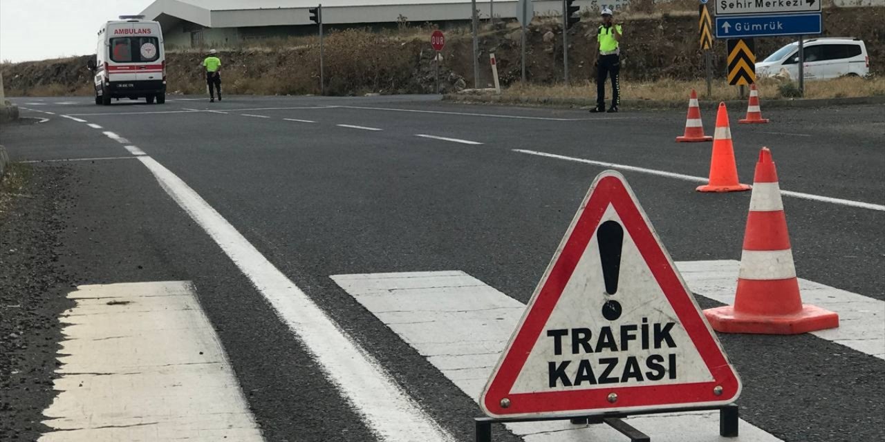 Tomruk yüklü tırın devrilmesi sonucu Kars-Erzurum kara yolu ulaşıma kapandı