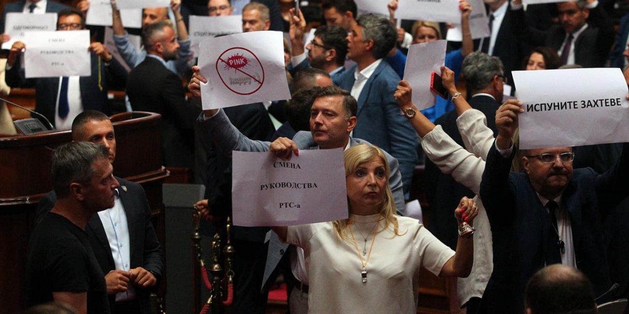 Sırbistan'da Ulusal Meclis oturumu "erken seçim" talebiyle protesto edildi