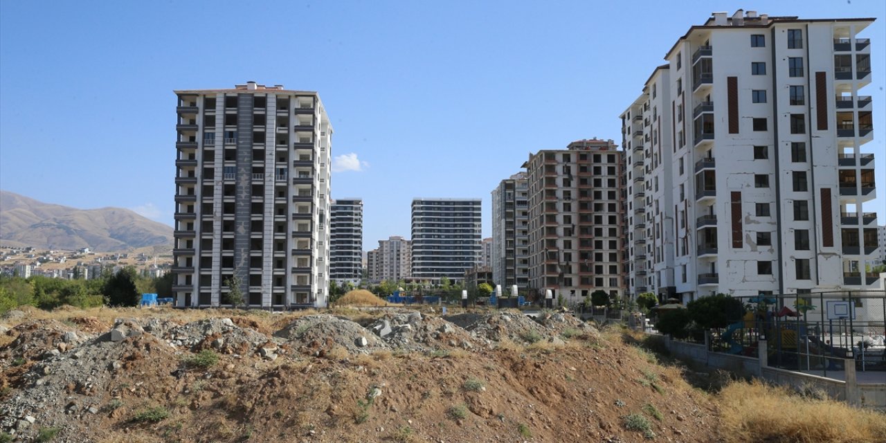 Malatya'da ağır hasarlı binaların patlayıcı yardımıyla yıkımı sürüyor