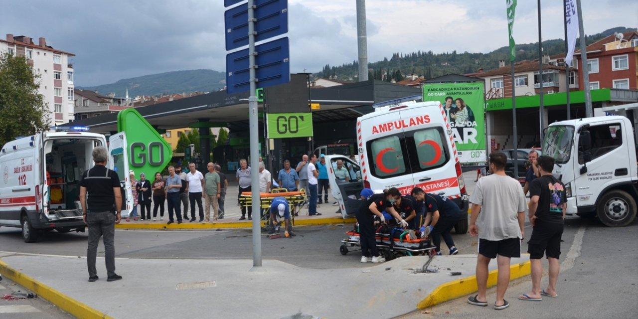 Kocaeli'de otomobille çarpışan ambulanstaki hasta ile sağlık görevlisi yaralandı