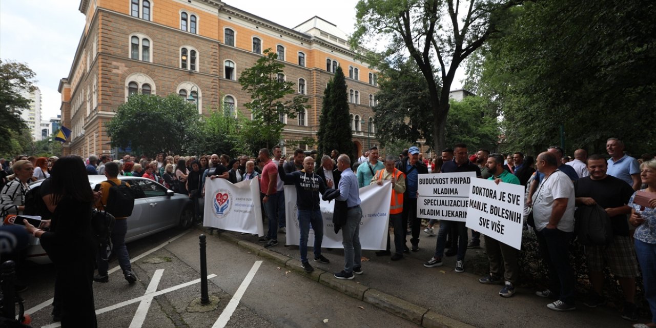 Bosna Hersek'te sağlık çalışanları maaşlarına zam talebiyle gösteri düzenledi