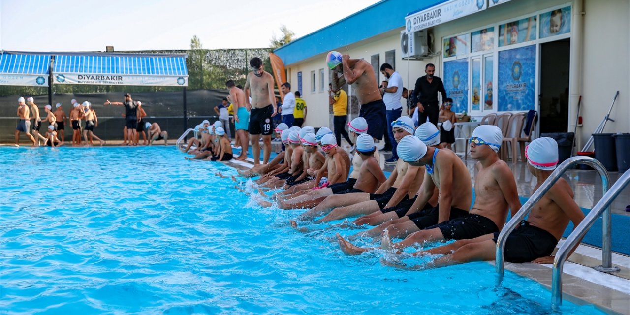 Diyarbakır'da süs havuzunda yüzen çocuklar yarı olimpik havuza götürüldü