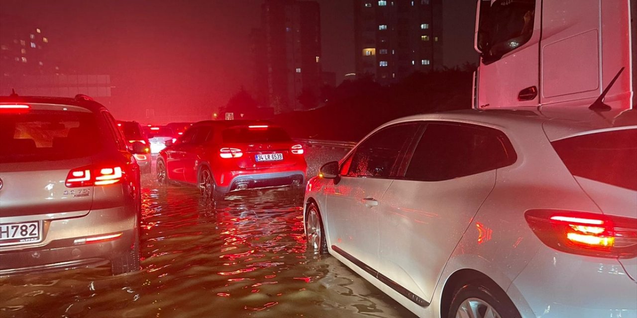 GÜNCELLEME - İstanbul'un bazı bölgelerinde sağanak etkili oluyor