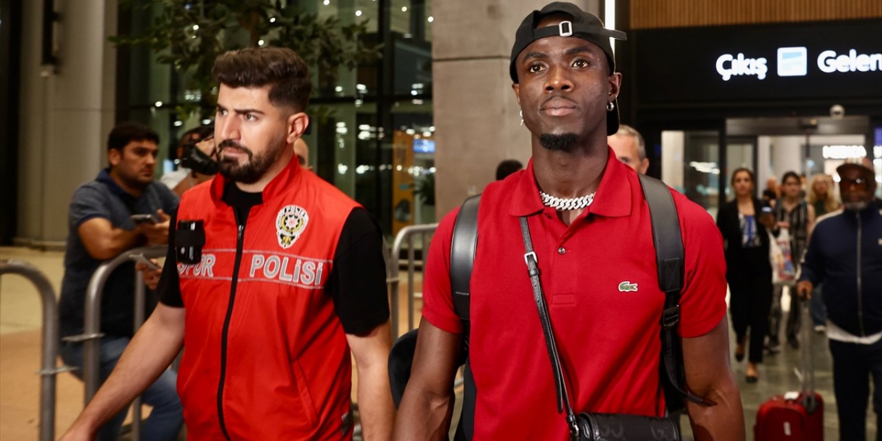 Beşiktaş'ın yeni transferi Eric Bailly, İstanbul'a geldi