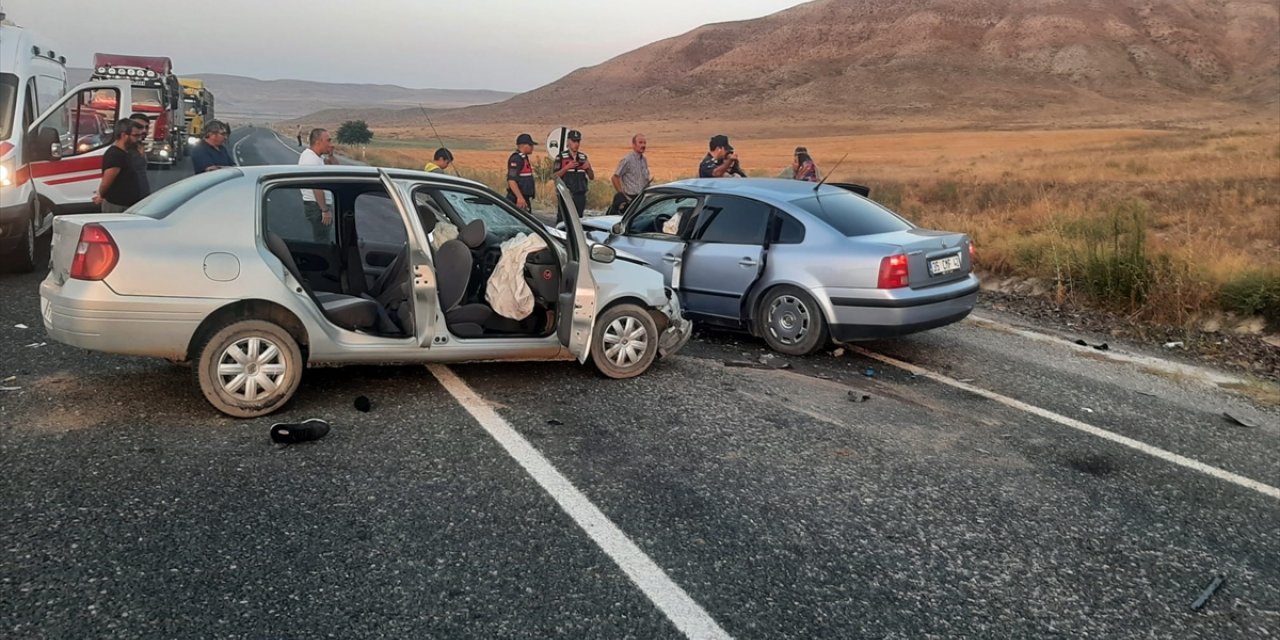 Çankırı'da iki otomobilin çarpıştığı kazada 1 kişi öldü, 7 kişi yaralandı