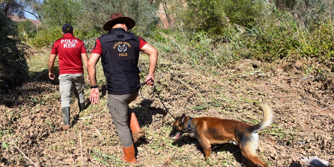 Aksaray'daki selde kaybolan bebek için arama kurtarma çalışmalarına köpekler de dahil edildi