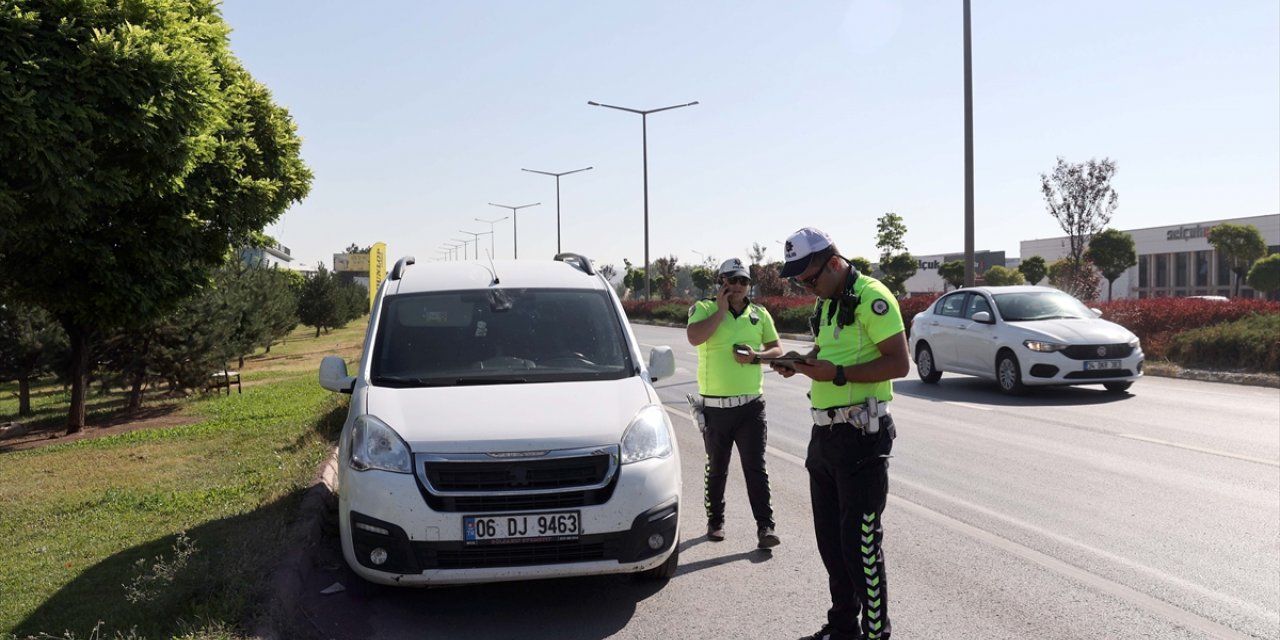 Sivas'ta polisin "dur" ihtarına uymayan araçta 8 düzensiz göçmen yakalandı