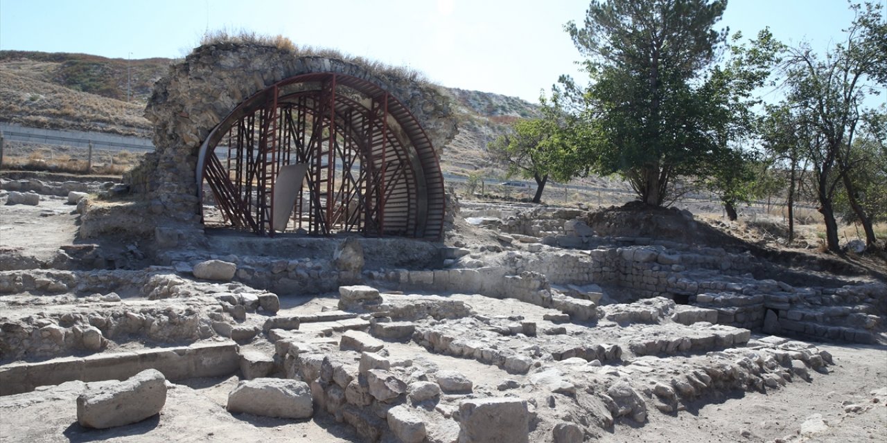 Kayseri'de Keykubadiye Sarayı'ndaki kazılarda hamam bölümü ortaya çıkarıldı