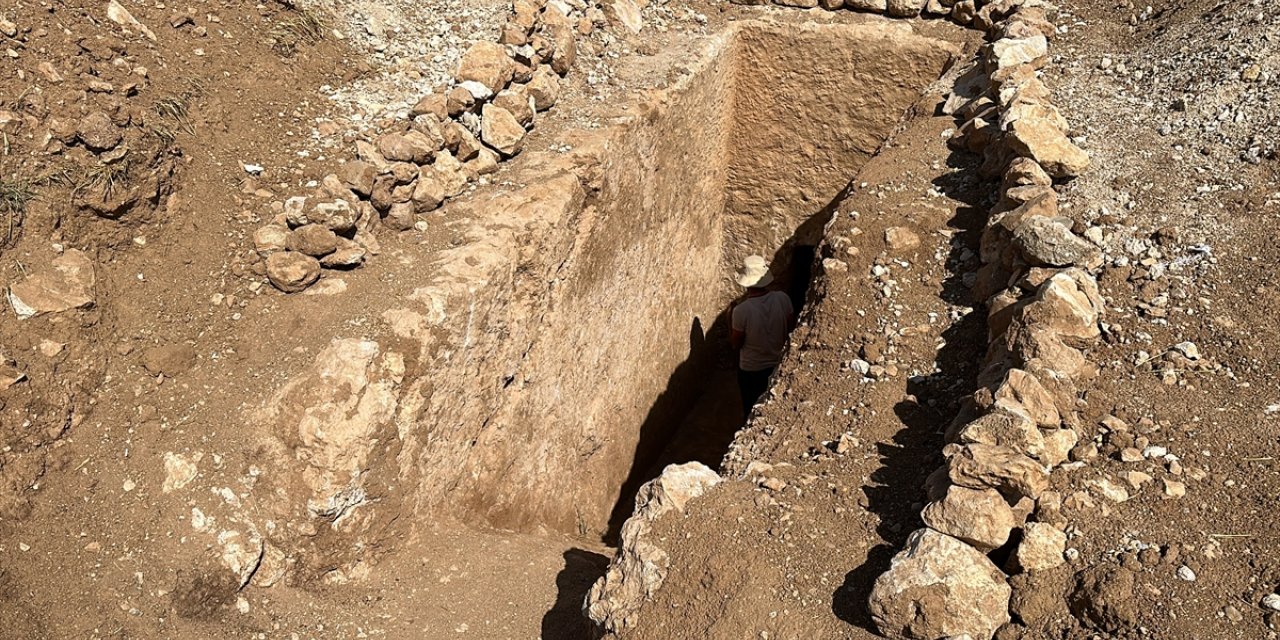 Adıyaman'da kaçak kazı yapılan yerde 1700 yıllık oda mezarları bulundu