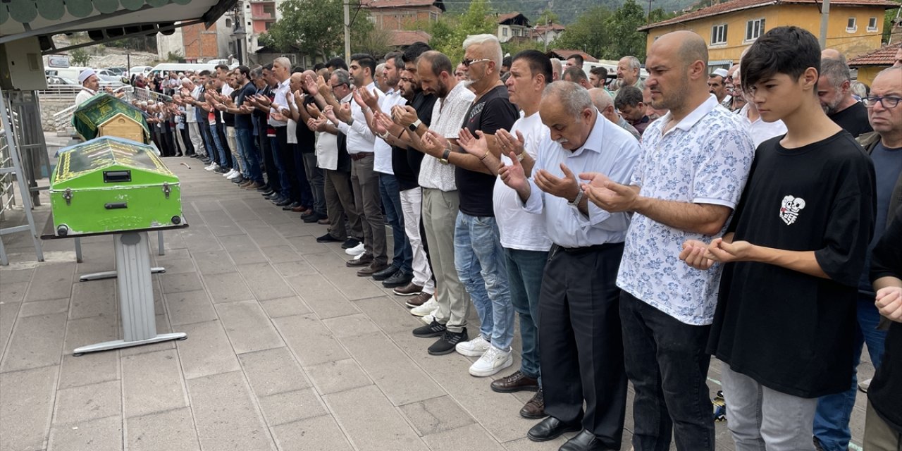 Karabük'te tüfekle öldürülen kadın ve annesinin cenazeleri toprağa verildi