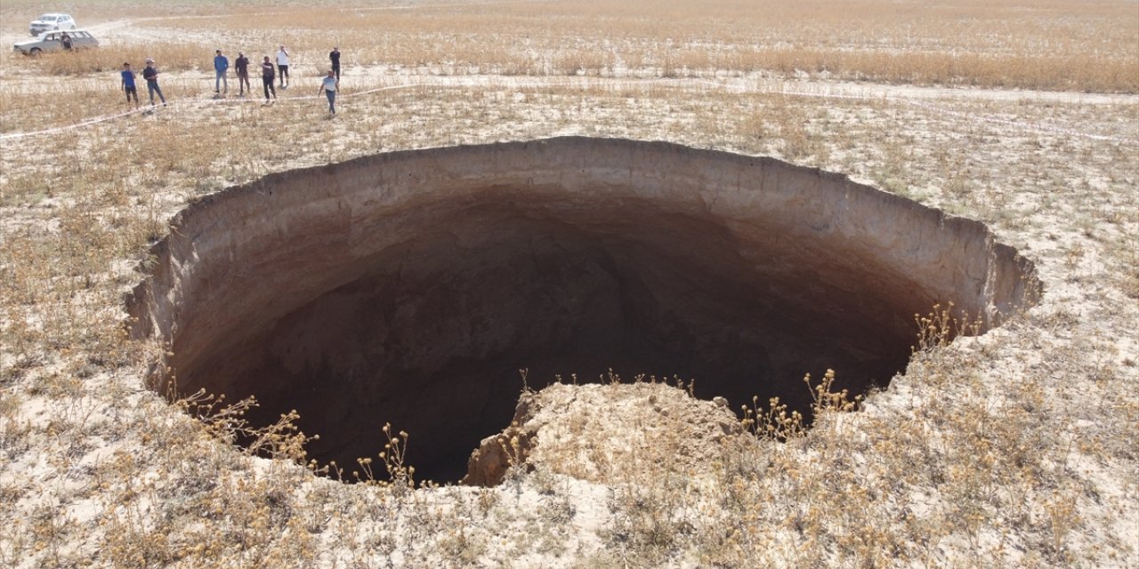 Konya'da 40 metre çapında, 70 metre derinliğinde obruk oluştu