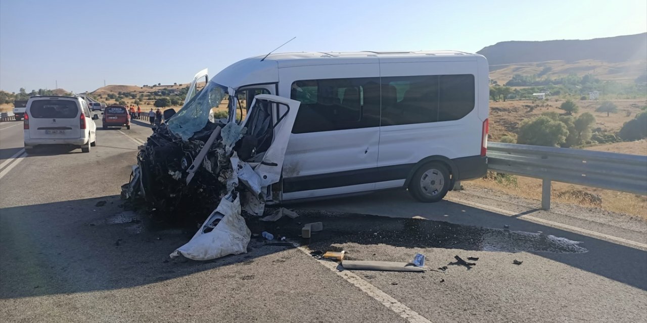 Tunceli'de iki minibüsün çarpıştığı kazada 3 kişi yaralandı