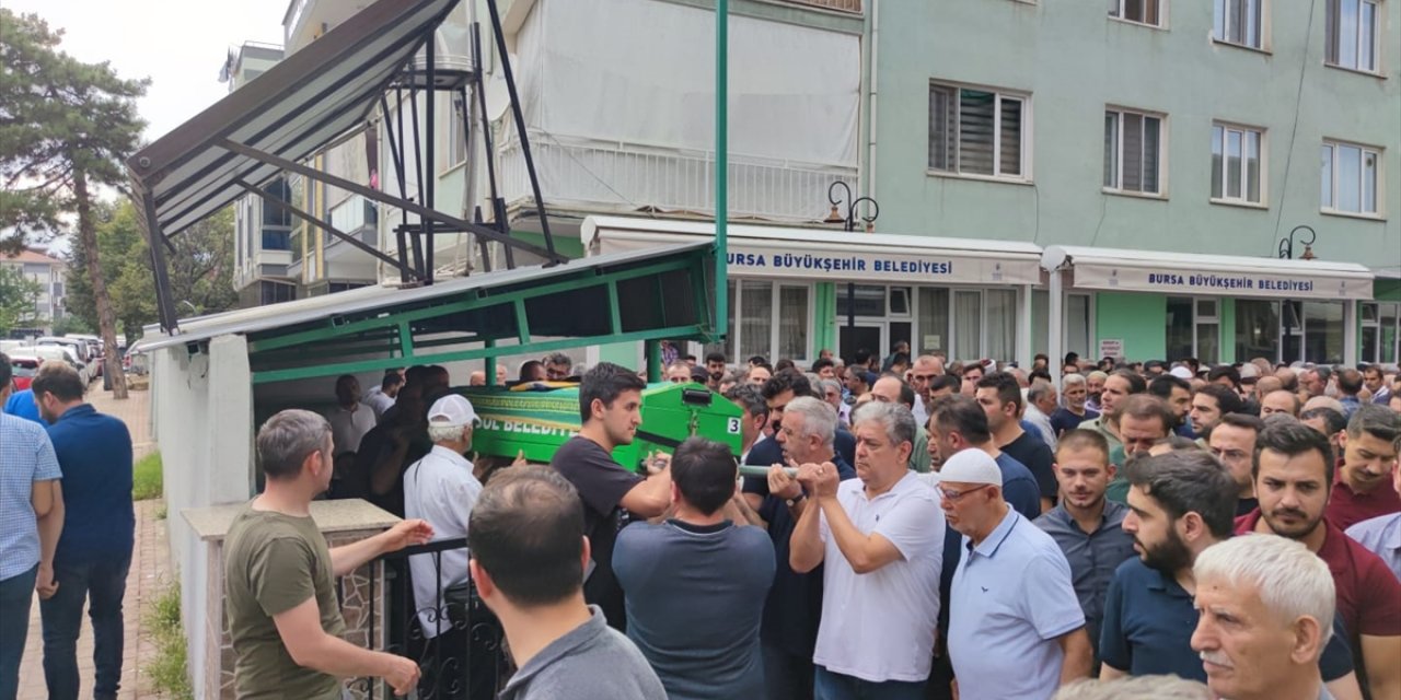 Tedavi gördüğü hastanede yaşamını yitiren acil tıp teknisyeni Bursa'da toprağa verildi