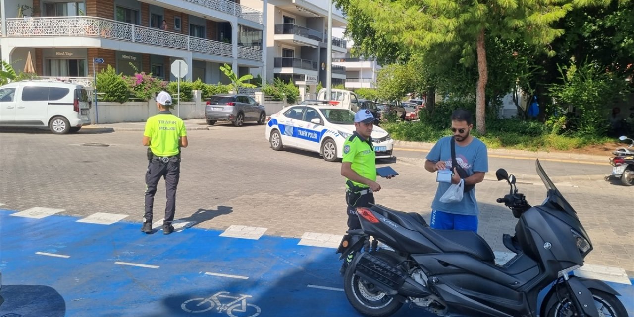 Marmaris'te motosiklet sürücülerine yönelik dron destekli trafik denetimi yapıldı