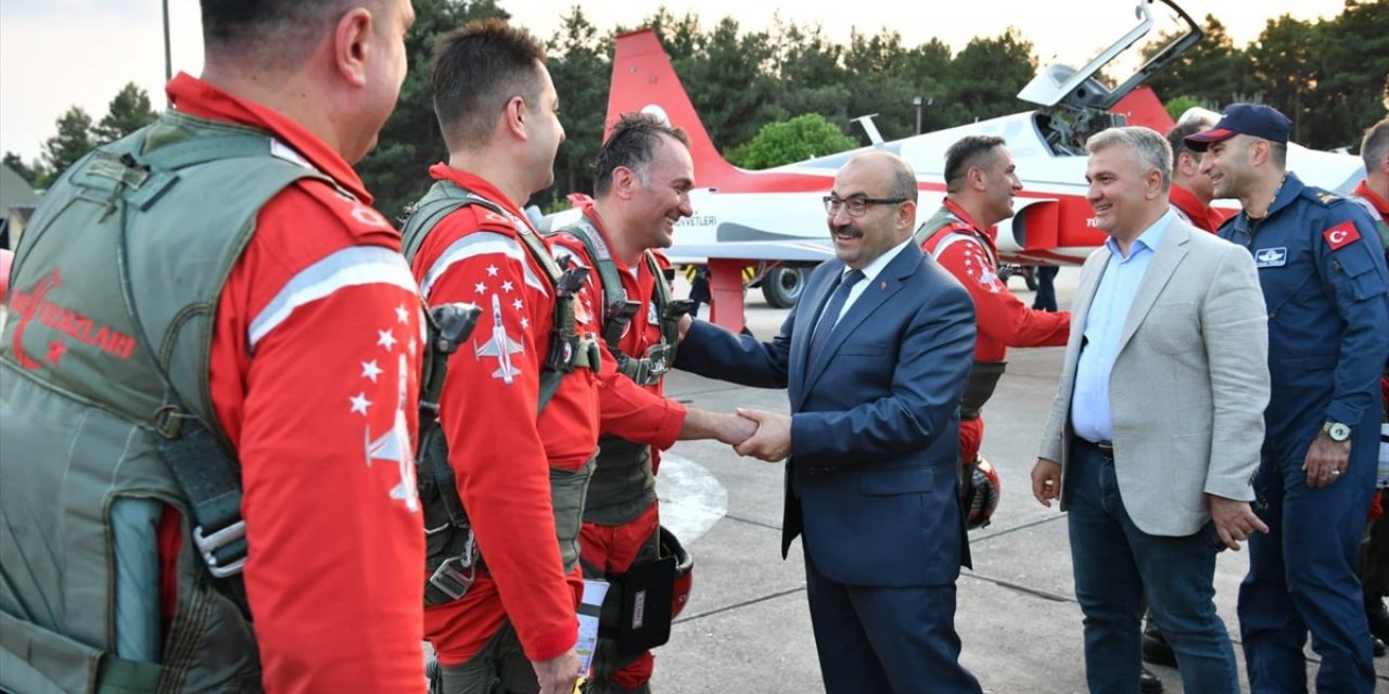 "Türk Yıldızları" Balıkesir'in kurtuluş yıl dönümü dolayısıyla gösteri uçuşu yaptı