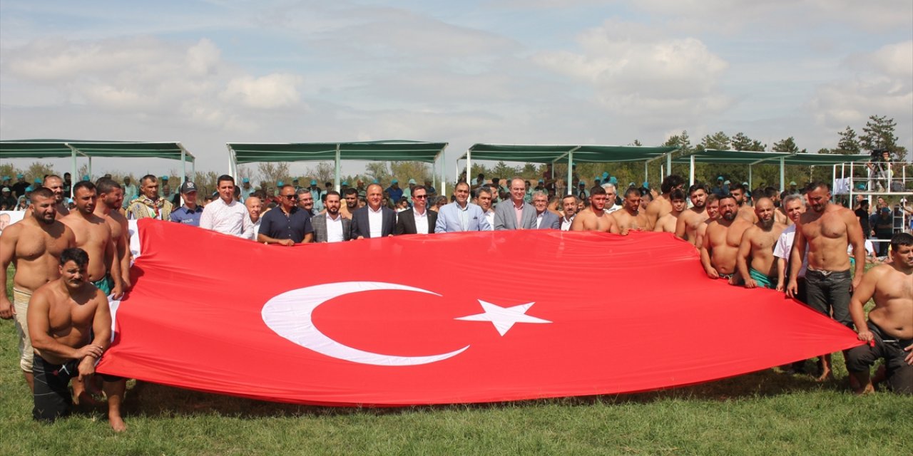 Suluova Karakucak Güreşleri'nin başpehlivanı Erhan Yaylacı oldu