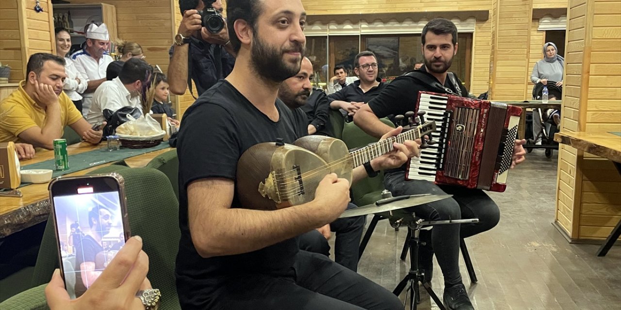 Ardahan Belediye Başkanı Demir ile ARÜ Rektörü Biber etkinlikte türkü söyledi