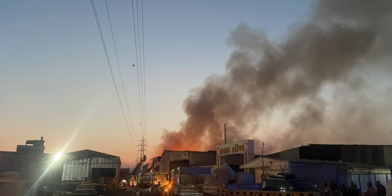 Mersin'de tekstil deposunda çıkan yangın söndürüldü